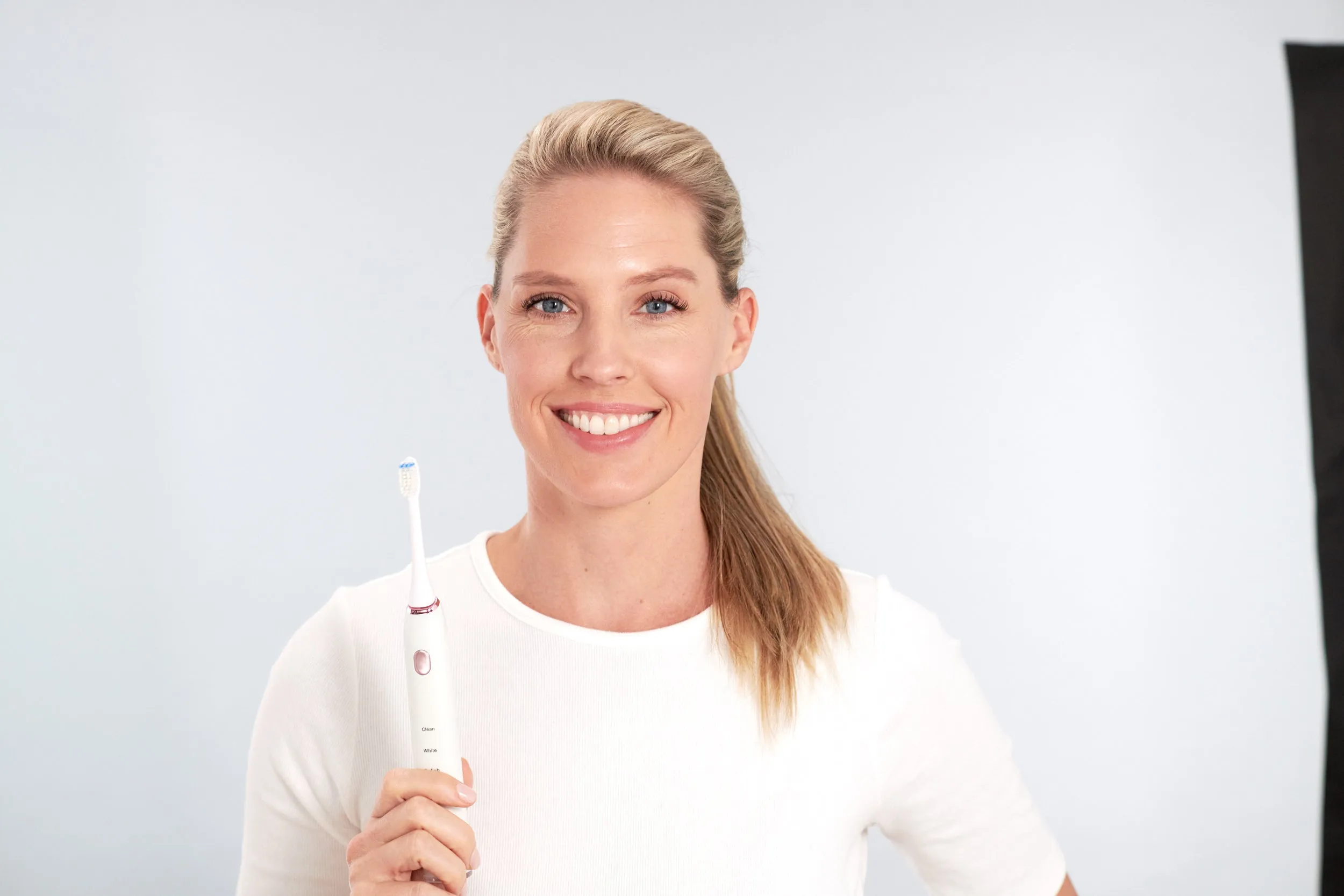 Blu Smart Toothbrush and App (White Rose)