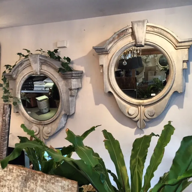Mirrored Oeil-de-Boeuf window
